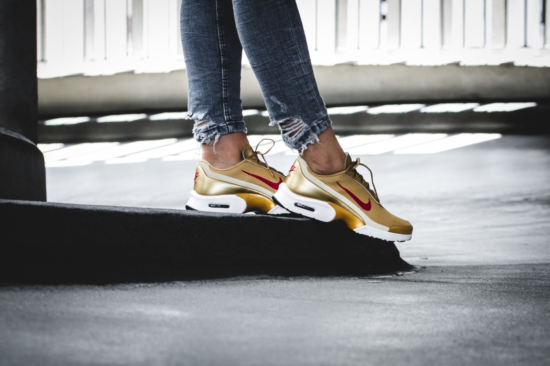 Nike air max jewell qs gold best sale